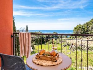 Una mesa con un tazón de comida en un balcón. en Apartments Villa Lukas - ''No 5'' One-Bedroom Apartment with Balcony and Sea View, en Cavtat