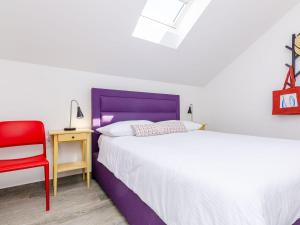 1 dormitorio con 2 camas y silla roja en Apartments Villa Lukas - ''No 9'' Gallery Two Bedroom Apartment with Balcony and Sea View, en Cavtat 34 fotos más