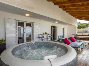 einen Whirlpool in der Mitte eines Wohnzimmers in der Unterkunft Apartment Keko - Three Bedroom Apartment with Terrace in Jesenice