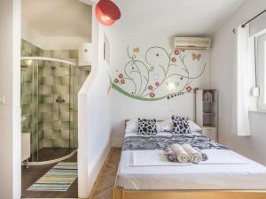 ein kleines Schlafzimmer mit einem Bett und einer Dusche in der Unterkunft Apartment Keko - Three Bedroom Apartment with Terrace in Jesenice