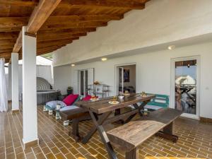 ein Wohnzimmer mit einem Holztisch und einer Couch in der Unterkunft Apartment Keko - Three Bedroom Apartment with Terrace in Jesenice