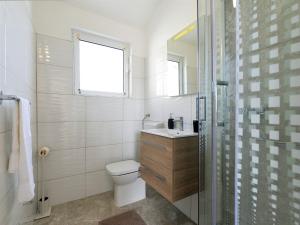 Ванная комната в Apartments Helena - Superior One bedroom apartment with Balcony and Sea View - A2 +17 фотографий