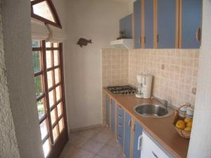 una cocina con fregadero y encimera en Apartments Paloc - Bungalow with Garden view, en Bol