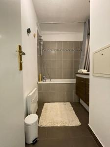 a bathroom with a tub and a toilet and a sink at Disney en famille&Appart Calme et Spacieux in Magny-le-Hongre +45 photos