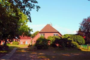 a red brick house with a gambrel roof at Ferienwohnung-Joisten in Kirchgellersen