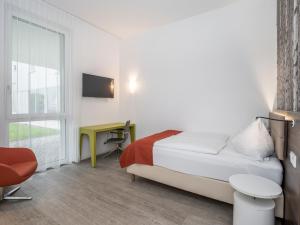 Televízia a/alebo spoločenská miestnosť v ubytovaní Eco Suite Hotel