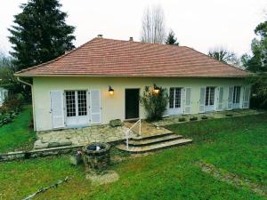 ein kleines weißes Haus mit einer Veranda und einem Hof in der Unterkunft Gîte La Châtelaine 4 Épis in Les Molières