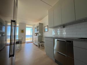 Kuchyň nebo kuchyňský kout v ubytování ÅhusBrygga Apartment Hotel