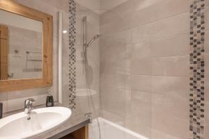a bathroom with a sink and a shower at Appartement Samoëns in Samoëns +15 photos