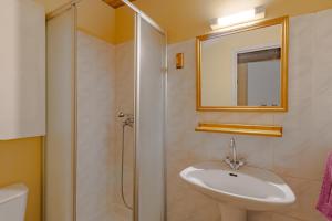 ein Badezimmer mit Waschbecken und Dusche in der Unterkunft Le Petit Pech in Le Sirey + 12 Fotos