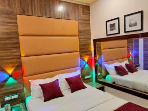 Postel nebo postele na pokoji v ubytování Hotel Blue Wellington - Near Mumbai Airport