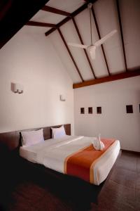 ein Schlafzimmer mit einem großen Bett in einem Zimmer in der Unterkunft Century Village Resort in Mananthavady + 47 Fotos