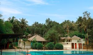 Blick auf ein Resort mit Swimmingpool in der Unterkunft Century Village Resort in Mananthavady