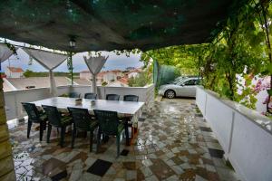 Patio lub wspólna przestrzeń na świeżym powietrzu w obiekcie Apartment in Banjol - Insel Rab 26609