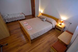 Łóżko lub łóżka w pokoju w obiekcie Apartment in Banjol - Insel Rab 26609