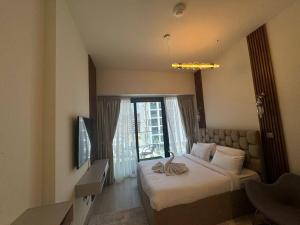 Postel nebo postele na pokoji v ubytování Stunning Studio in Meydan + 12 fotografií