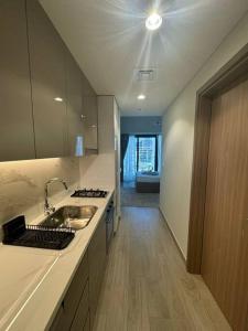 Kuchyň nebo kuchyňský kout v ubytování Stunning Studio in Meydan