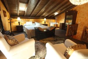 ラ・アドラダにあるPosada Villa Mariaのベッドルーム(ベッド1台、ソファ、椅子付)