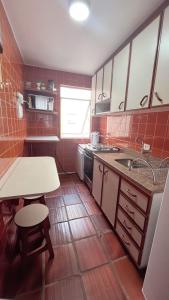 Kuchyň nebo kuchyňský kout v ubytování Excelente Apartamento em Caiobá!