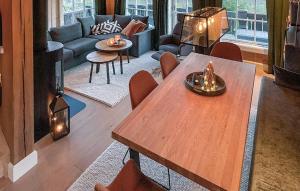 un soggiorno con un tavolo di legno e un divano di 4 Bedroom Lovely Home In Tinn Austbygd a Luråsgrendi