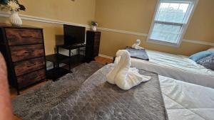 Rúm í herbergi á Cozy 2BR sleeps 6 near ECU Stadium and Hospital
