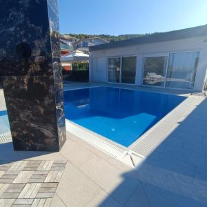 Bazén v ubytování Primošten Pool Fantasy apartmant nebo v jeho okolí