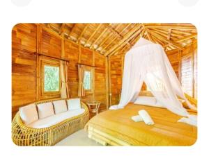 una camera da letto con un letto con zanzariera di Bamboohouse pondok salacca #salacca inn a Manggis