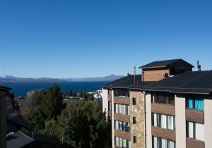 a building with a view of the water at Espacio nuevo, tranquilo y céntrico en Bariloche in San Carlos de Bariloche +18 photos