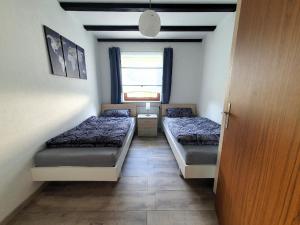 Ένα ή περισσότερα κρεβάτια σε δωμάτιο στο Feriendorf Hohen Bogen Haus 7 EG