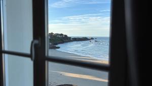 Gallery image of Grand Hôtel vue plage les pieds dans l'eau in Saint-Lunaire