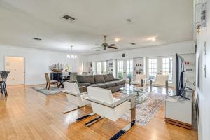 Istumisnurk majutusasutuses Waterfront Home with Boat Dock in Lake Placid!