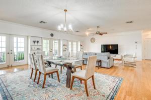 Televiisor ja/või meelelahutuskeskus majutusasutuses Waterfront Home with Boat Dock in Lake Placid!