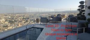 Foto dalla galleria di St Julian's Mercury Tower high floor Studio Apartment in the Sky in Tallest Zaha Hadid Tower in Malta a San Giuliano Altre 37 foto