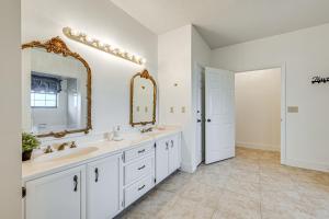 Vannituba majutusasutuses Waterfront Home with Boat Dock in Lake Placid! +32 fotot