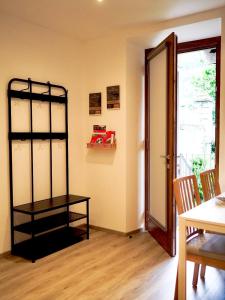 Una habitación con un estante negro y una habitación con una ventana. en Casa Armida, en Tirano