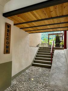 una escalera en un edificio con techo de madera en Casa Armida, en Tirano