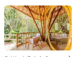 un gazebo con sedie e tavoli su una terrazza di Bamboohouse pondok salacca #salacca inn a Manggis Altre 19 foto