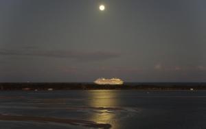 Riviere on Golden Beach في كالوندرا: سفينة الرحلات البحرية الكبيرة في المحيط ليلا