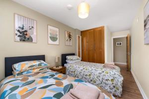 Postel nebo postele na pokoji v ubytování Apartment 453 - Clifden