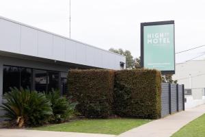a building with a sign for a motel at High Street Motel in Echuca