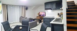 Kuchyň nebo kuchyňský kout v ubytování Modernes Apartment & Pool mit Mega Aussicht