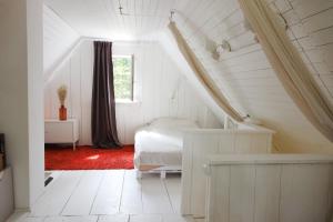 Giường trong phòng chung tại Piwniczna 187 - Vintage House +56 ảnh