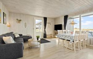 Posezení v ubytování Holiday Home Sommerstedvej Thyholm V