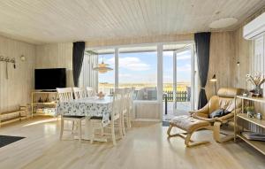 TV a/nebo společenská místnost v ubytování Holiday Home Sommerstedvej Thyholm V