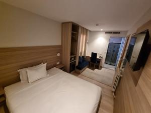 Postel nebo postele na pokoji v ubytování Fajr Hotel