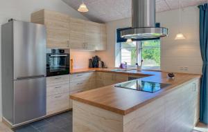 Kuchyň nebo kuchyňský kout v ubytování Gorgeous Home In Ebeltoft With Kitchen