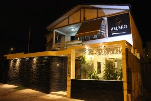 een gebouw met 's nachts een bord bij Hotel Velero Sur in Iquique
