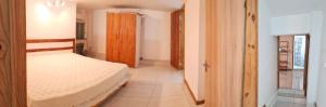 Postel nebo postele na pokoji v ubytování Modernes Apartment & Pool mit Mega Aussicht