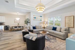 Saint Joe BeachにあるWindmark - Jasmine by the Beachのソファとテーブルのあるリビングルーム