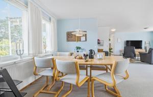 Glesborgにある3 Bedroom Awesome Home In Glesborgのテーブルと椅子のあるダイニングルーム